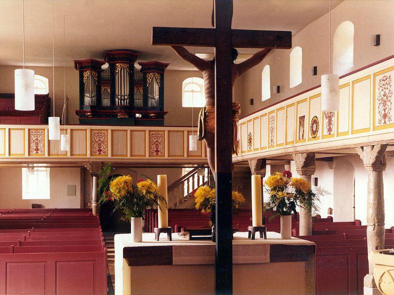 Blick vom Altar ins Kirchenschiff nach Westen